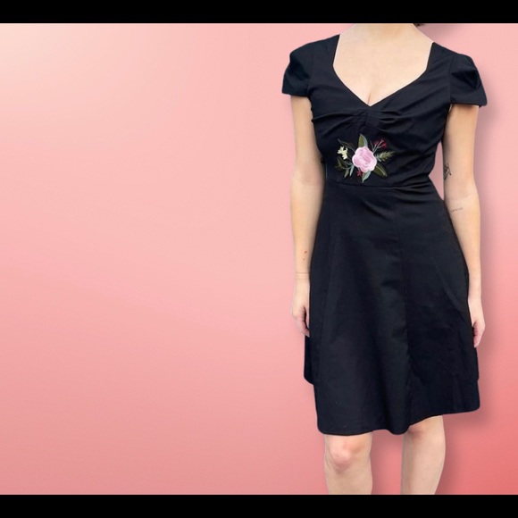 Vintage 1950s little black dress with floral embroidery. - Picture 3 of 5